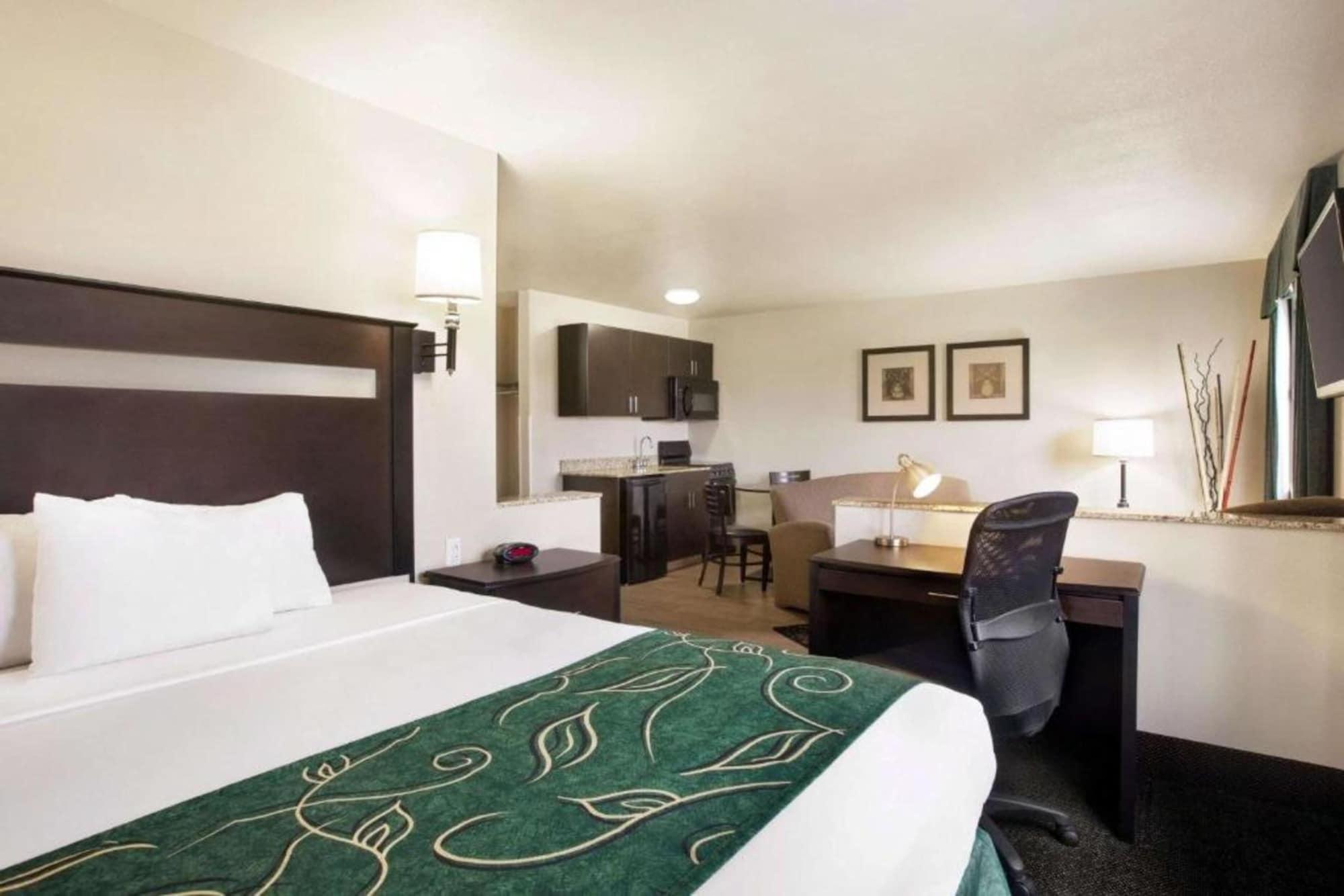 Travelodge By Wyndham Livonia Esterno foto