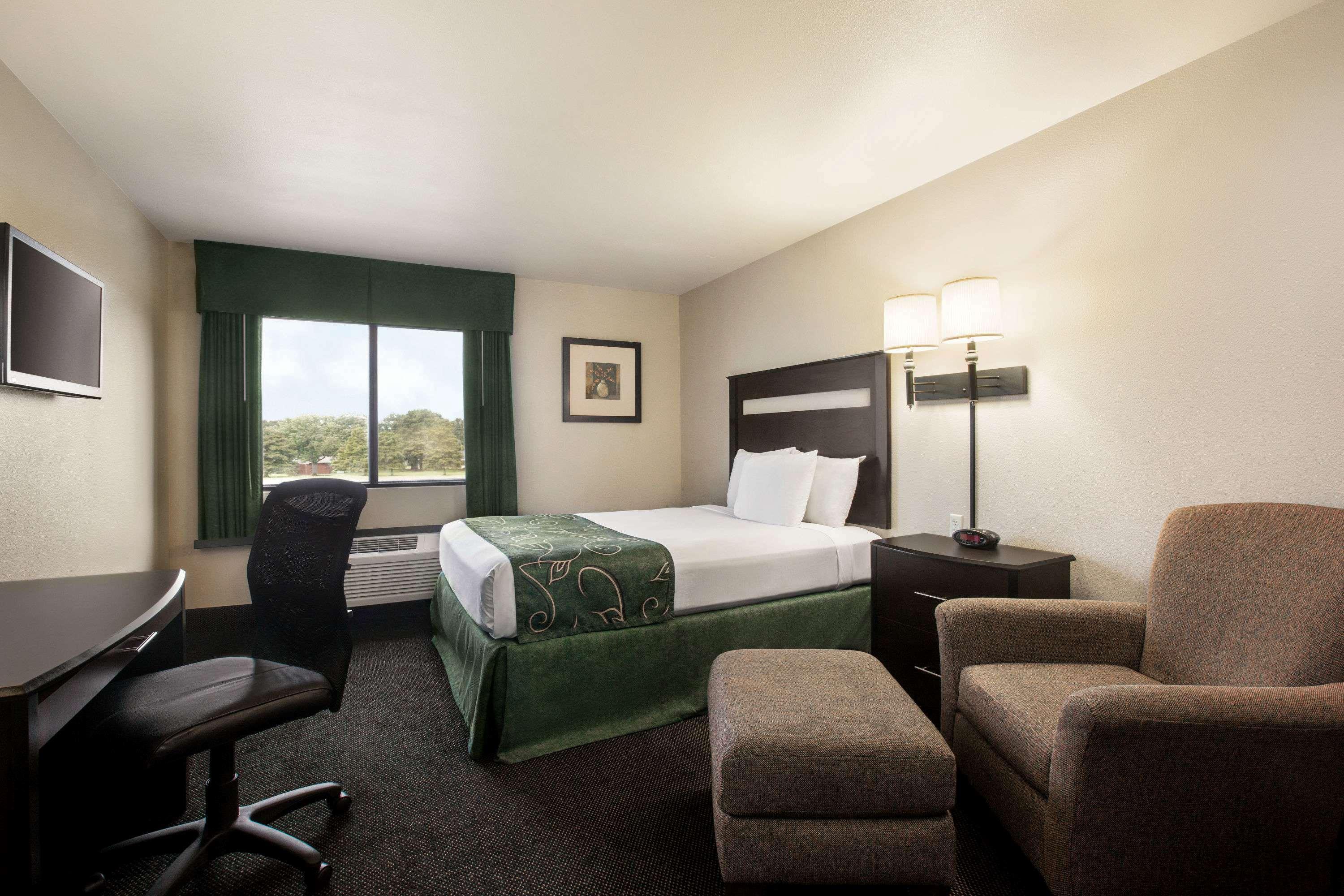 Travelodge By Wyndham Livonia Esterno foto