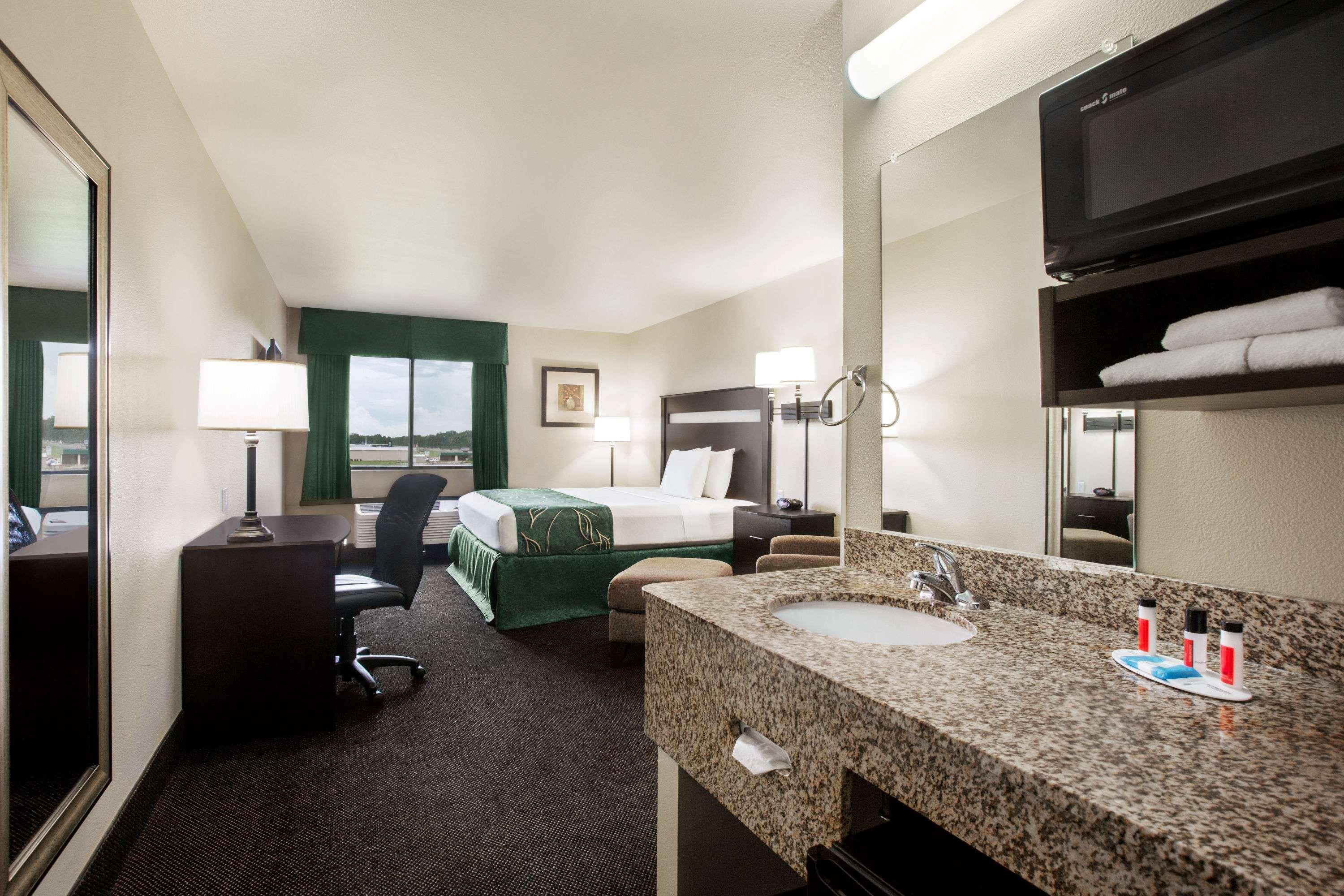 Travelodge By Wyndham Livonia Esterno foto