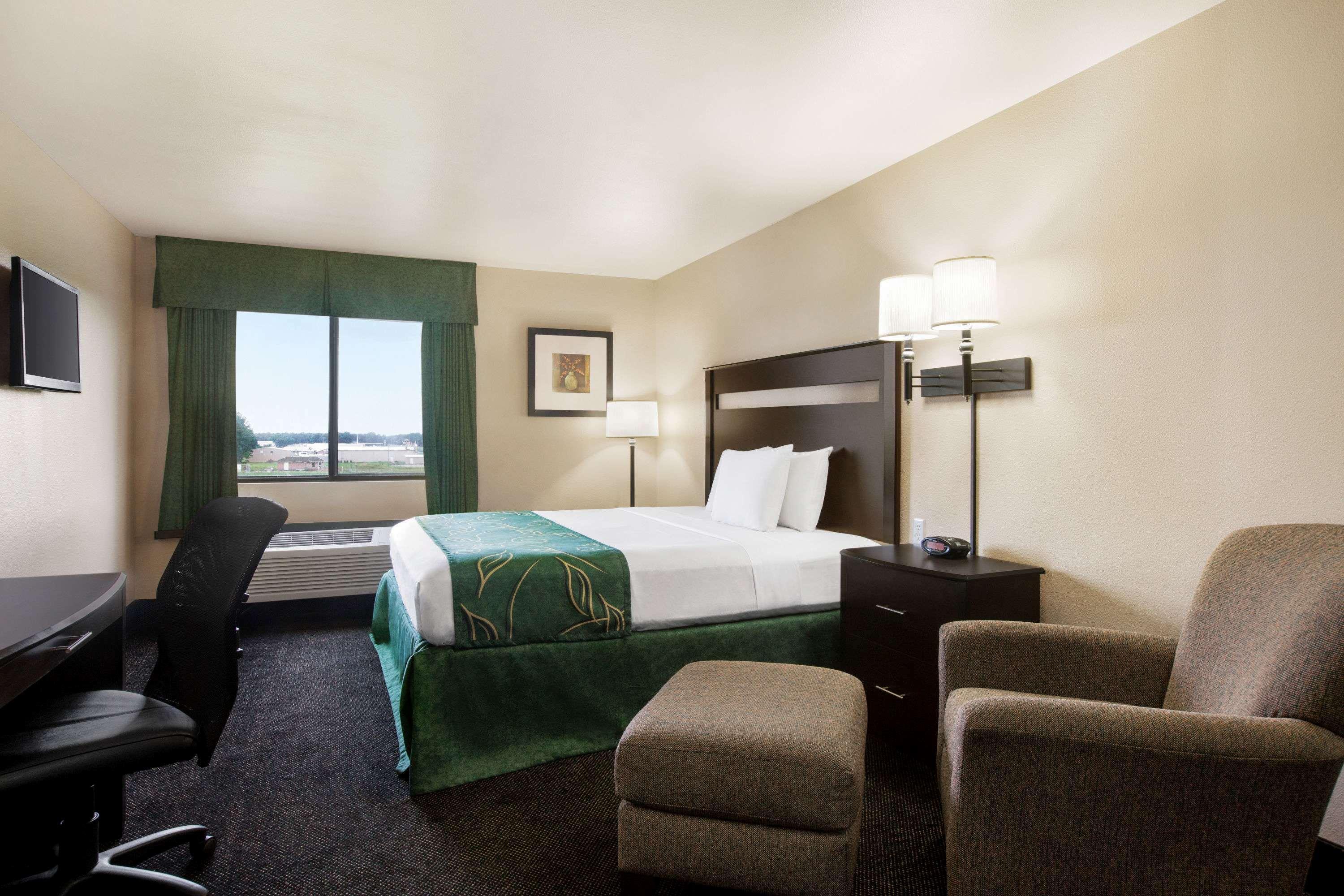 Travelodge By Wyndham Livonia Esterno foto