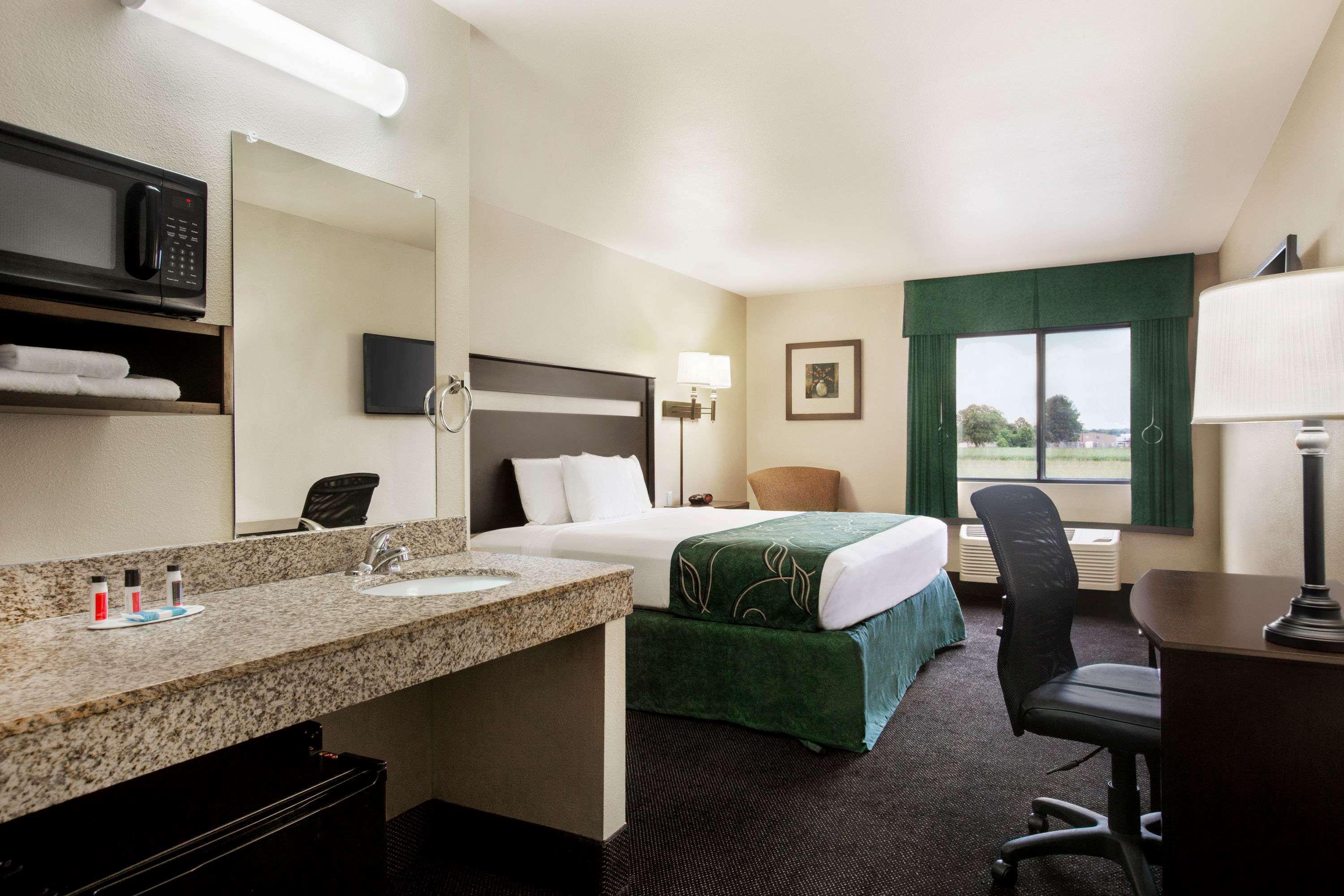 Travelodge By Wyndham Livonia Esterno foto