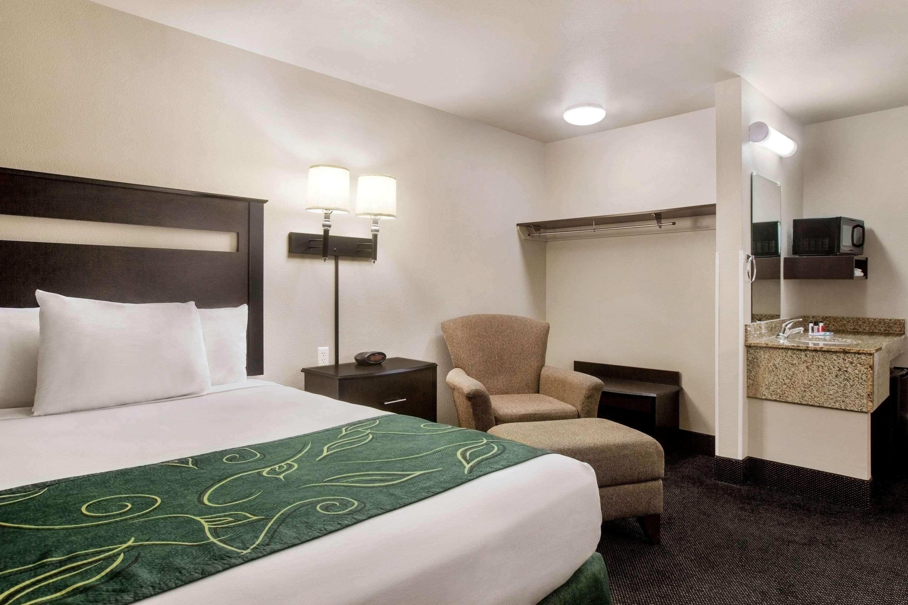 Travelodge By Wyndham Livonia Esterno foto