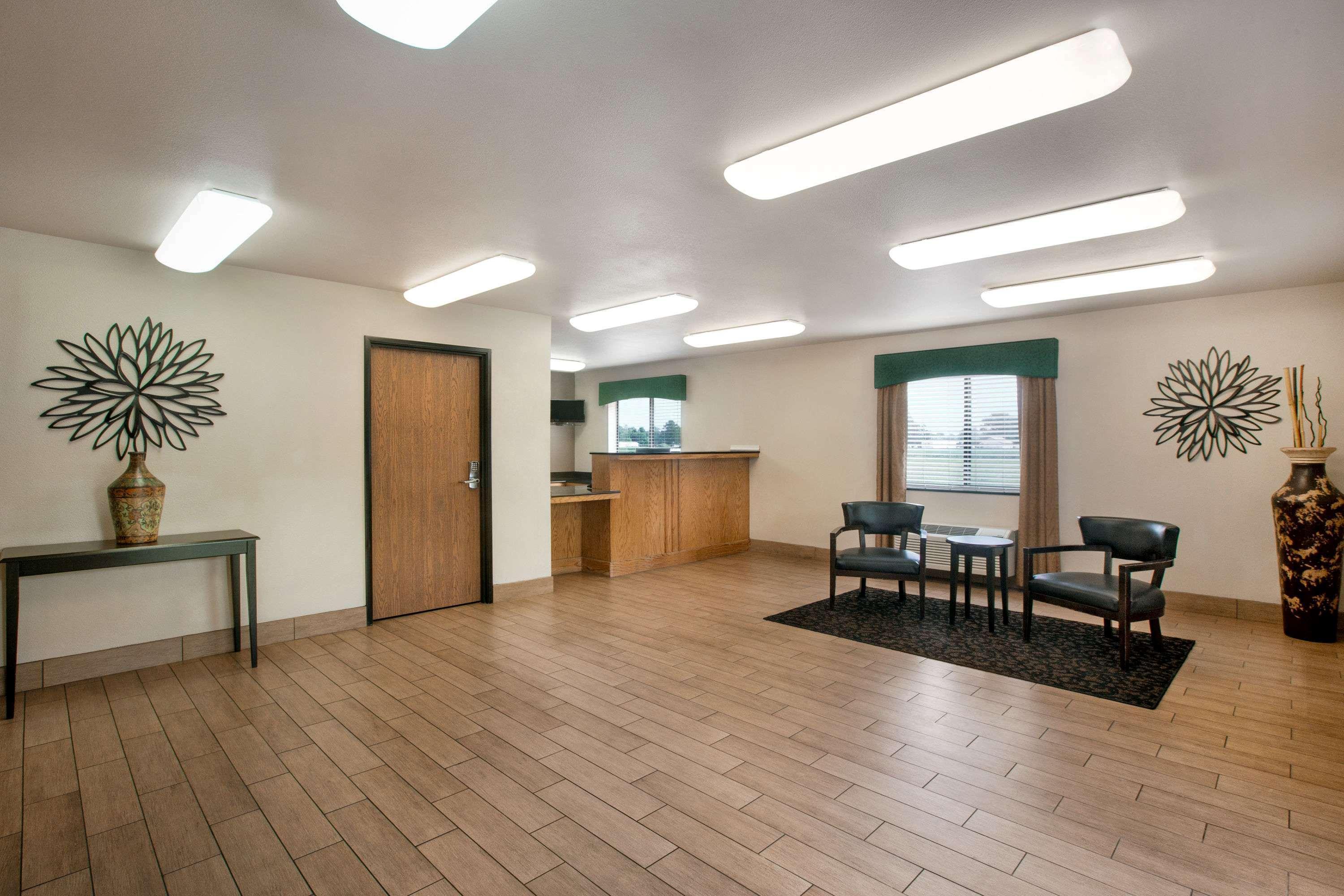 Travelodge By Wyndham Livonia Esterno foto