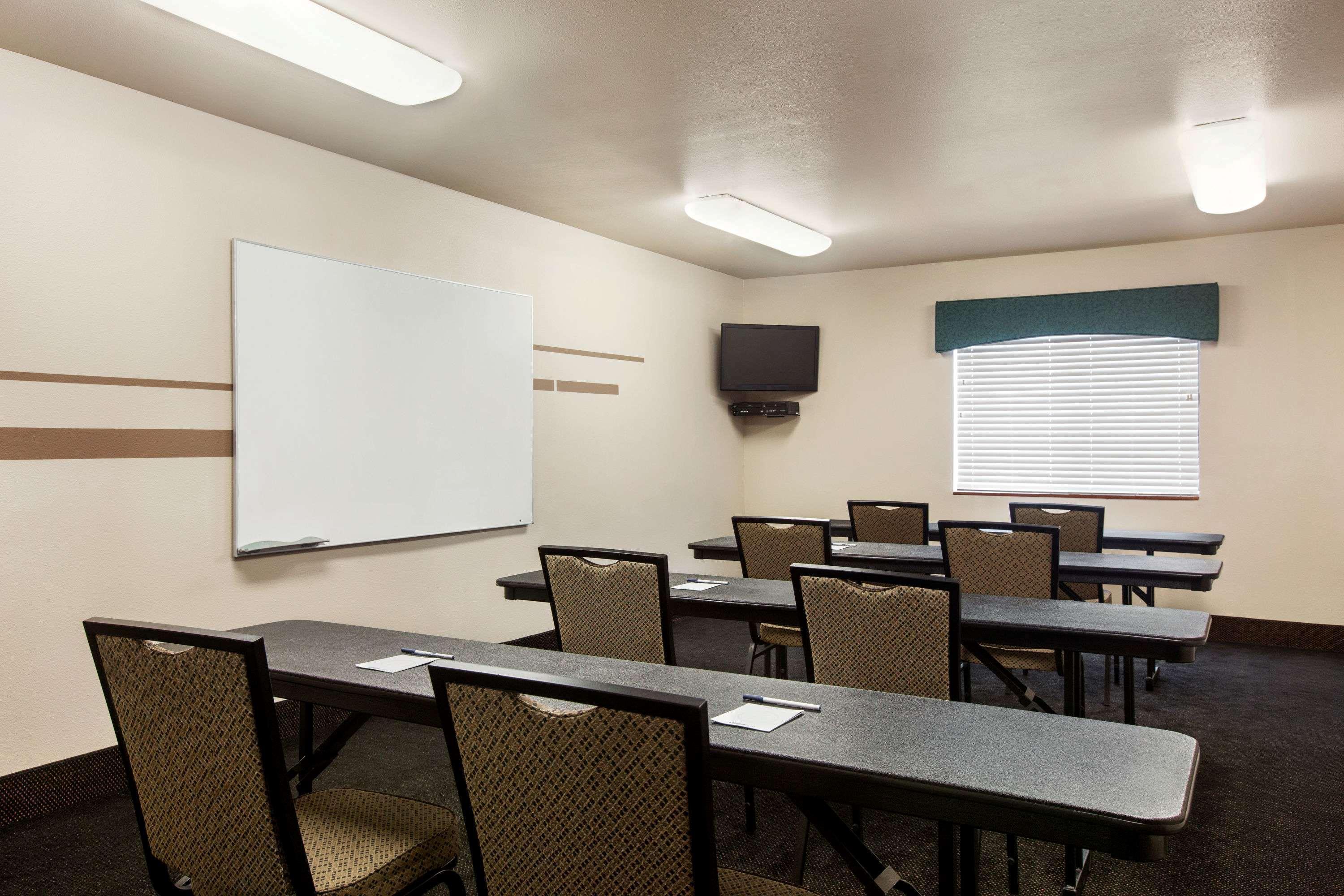 Travelodge By Wyndham Livonia Esterno foto