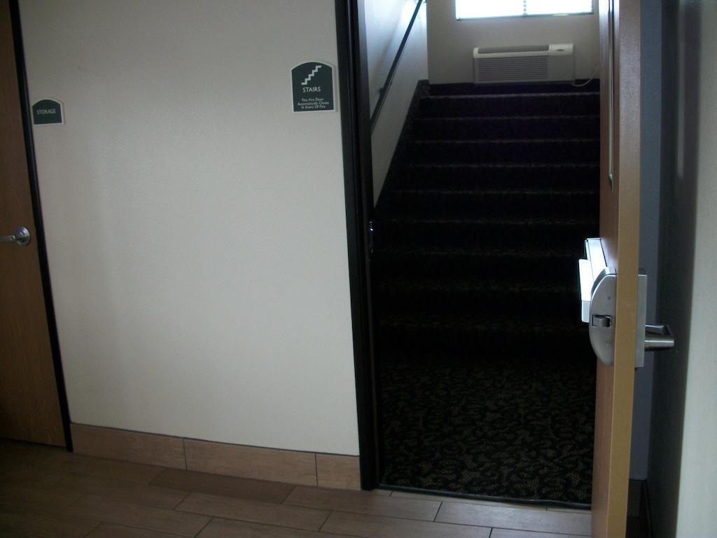 Travelodge By Wyndham Livonia Esterno foto