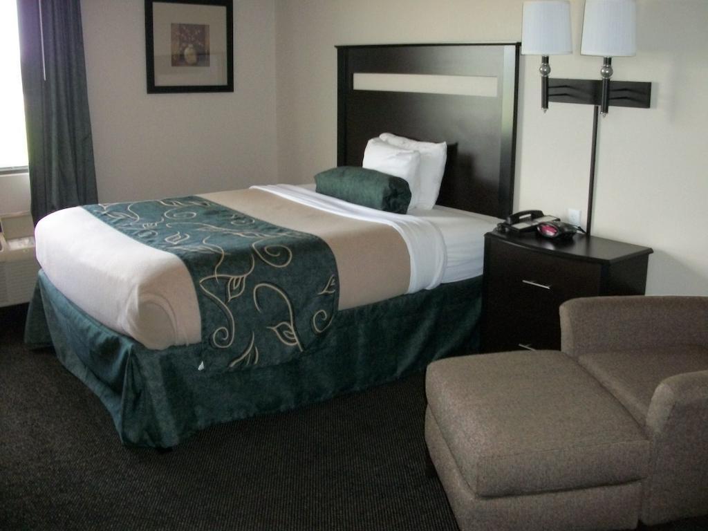 Travelodge By Wyndham Livonia Esterno foto