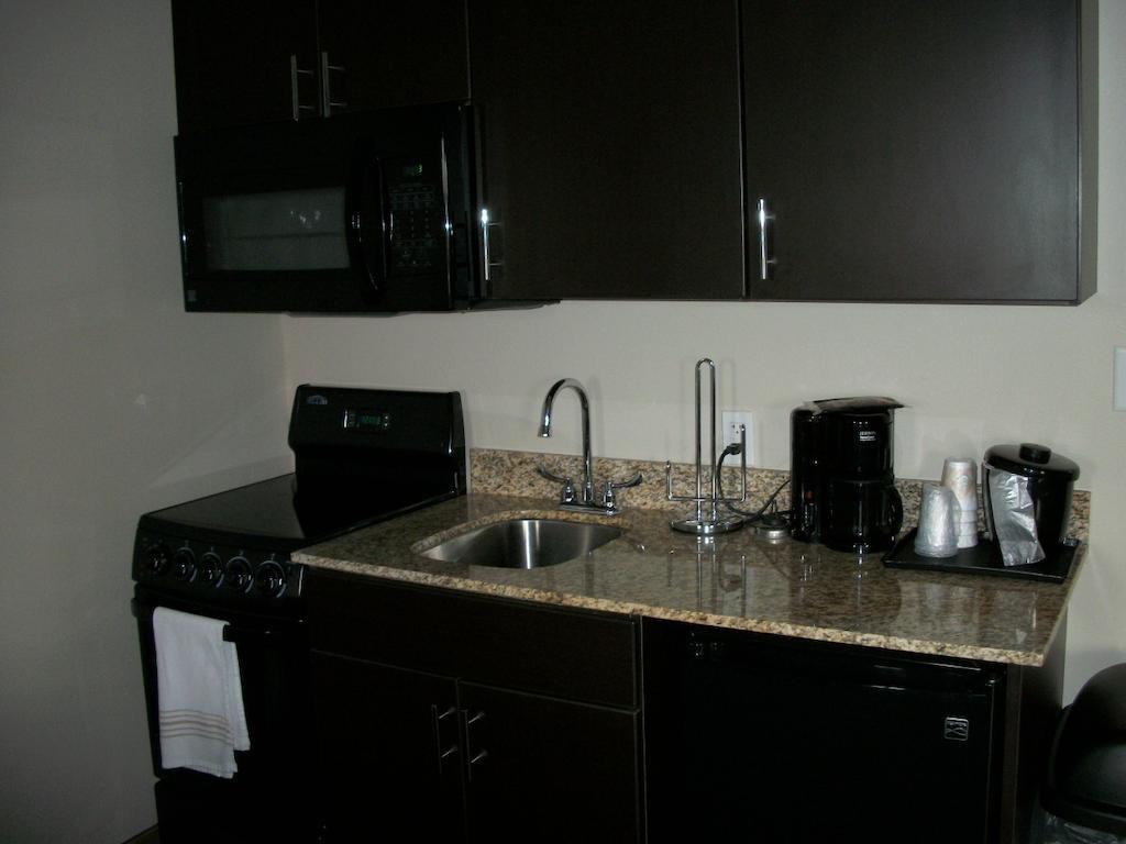 Travelodge By Wyndham Livonia Esterno foto