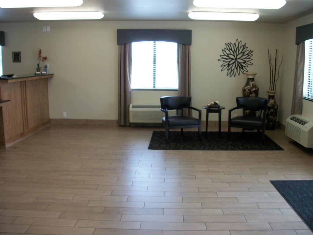 Travelodge By Wyndham Livonia Esterno foto