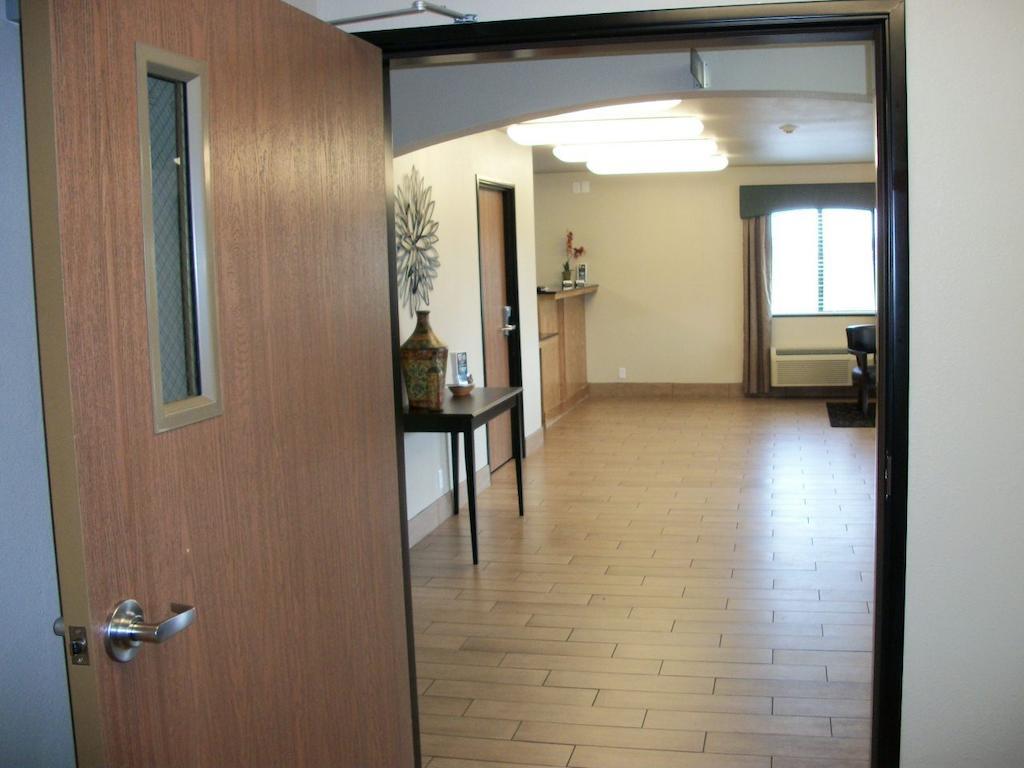 Travelodge By Wyndham Livonia Esterno foto