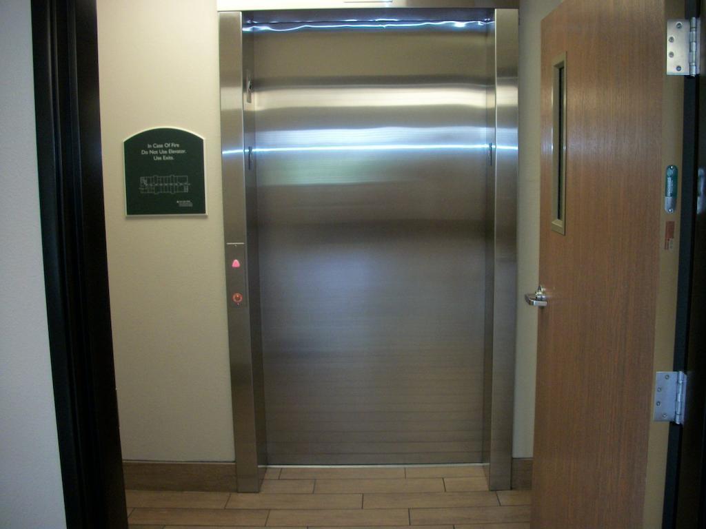 Travelodge By Wyndham Livonia Esterno foto