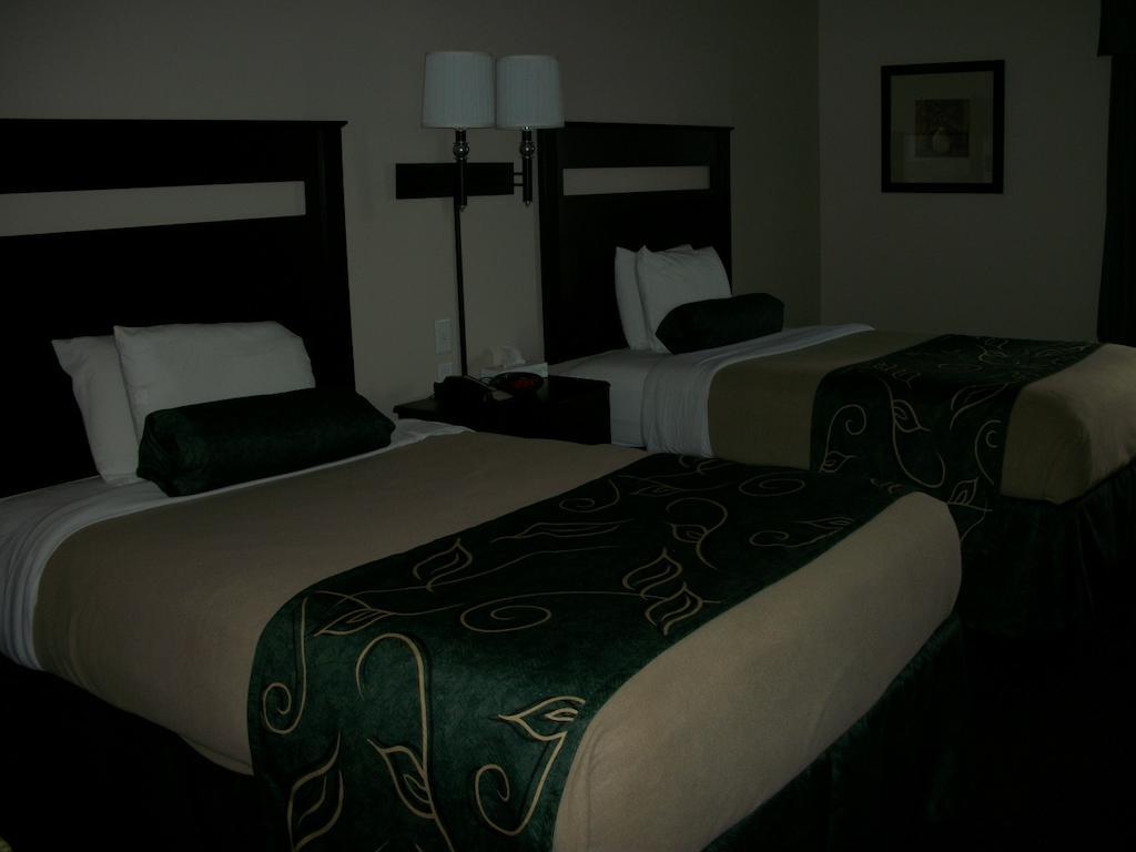 Travelodge By Wyndham Livonia Esterno foto