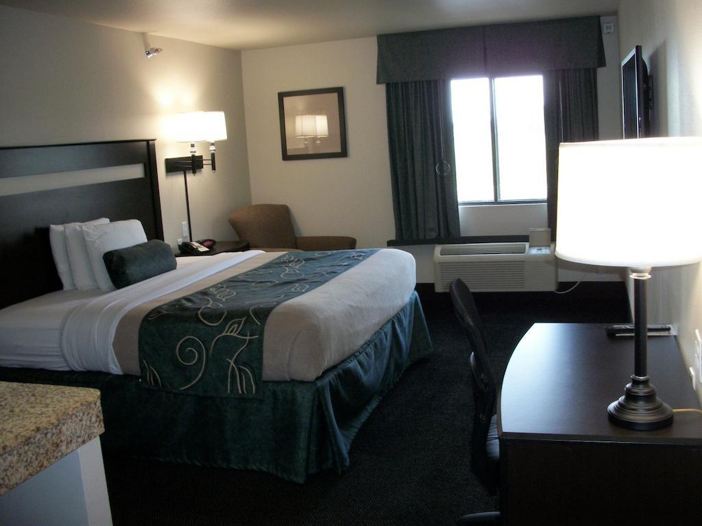 Travelodge By Wyndham Livonia Esterno foto