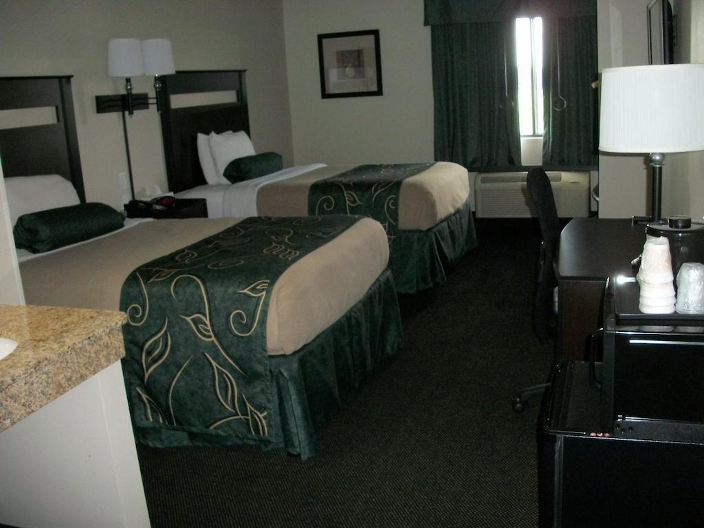 Travelodge By Wyndham Livonia Esterno foto