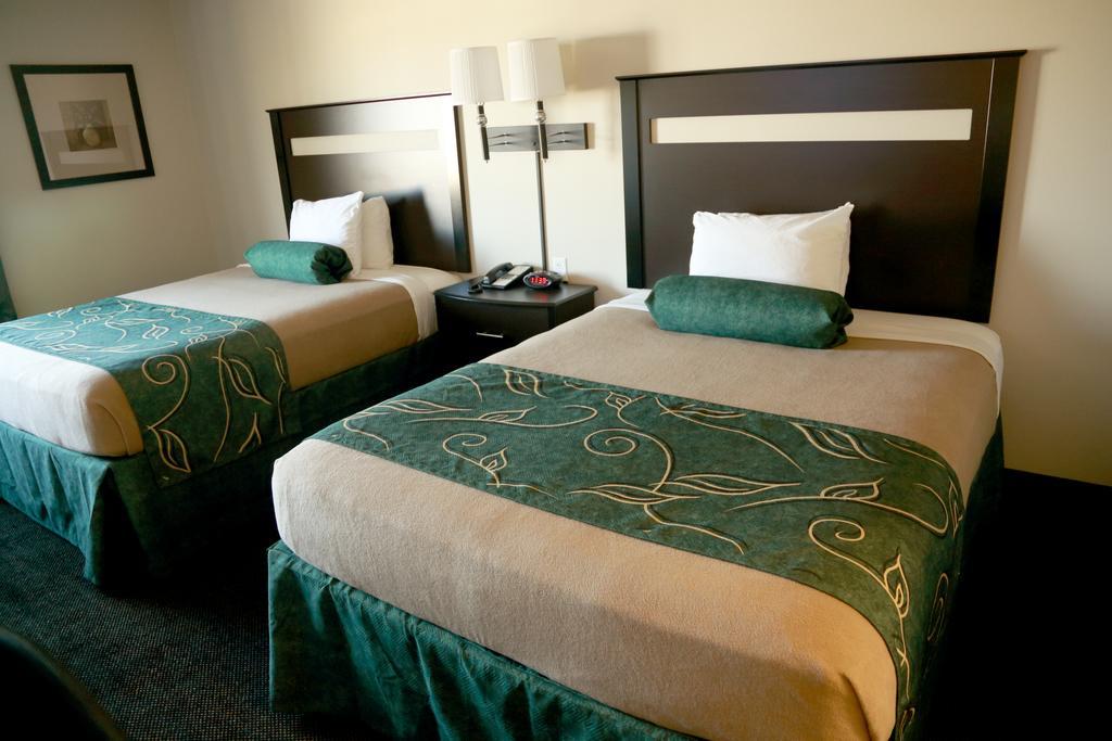 Travelodge By Wyndham Livonia Esterno foto