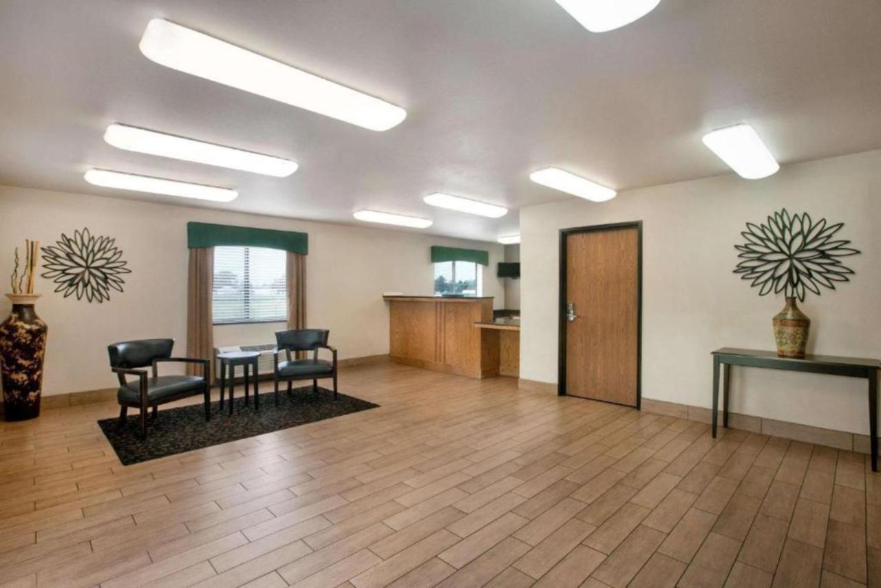 Travelodge By Wyndham Livonia Esterno foto