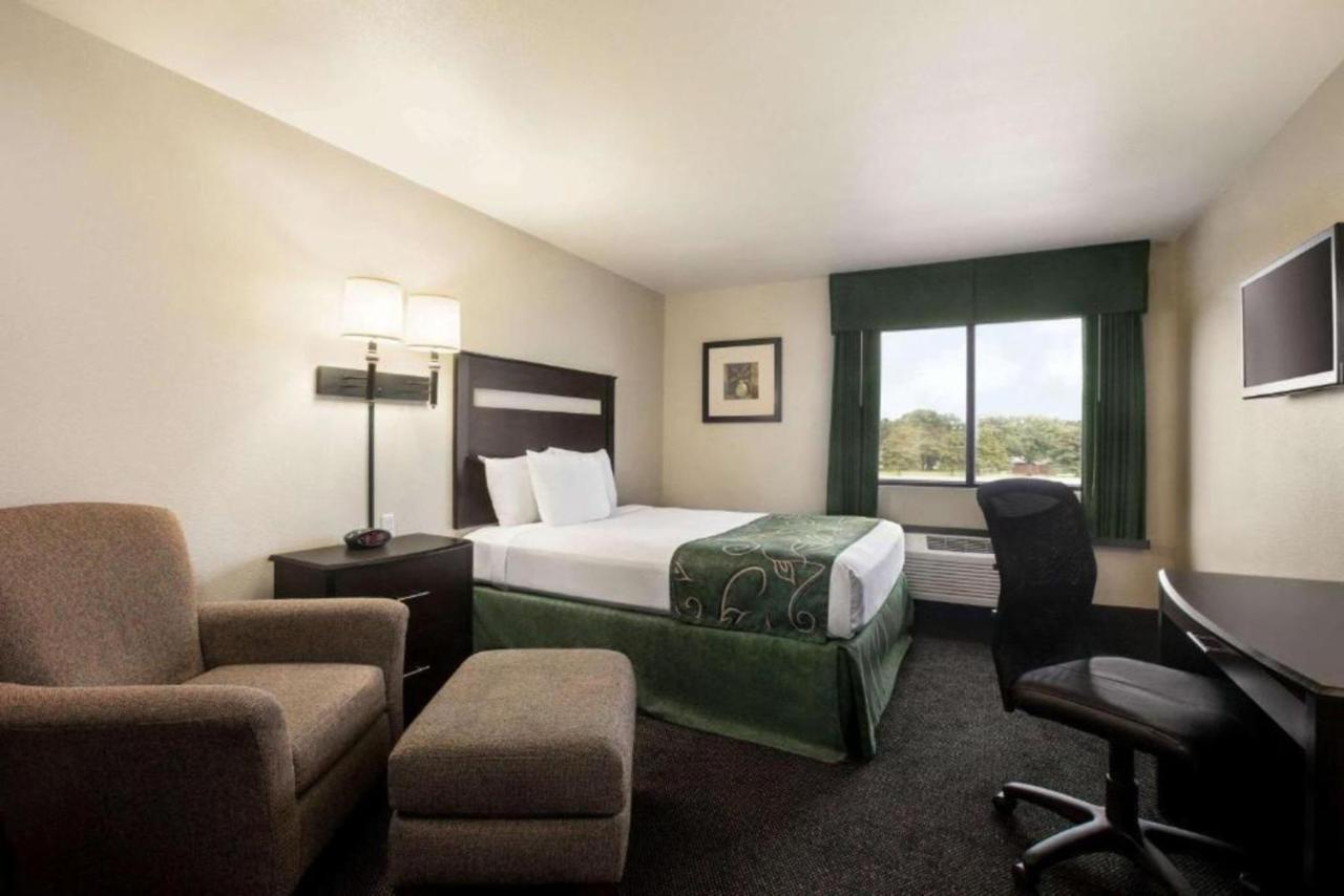 Travelodge By Wyndham Livonia Esterno foto