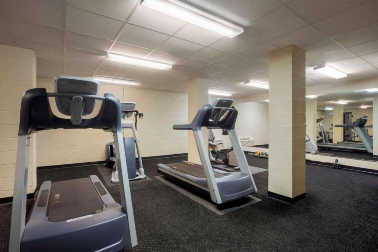 Travelodge By Wyndham Livonia Esterno foto